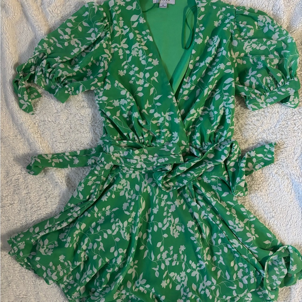 Green and white floral mini dress al mini dress